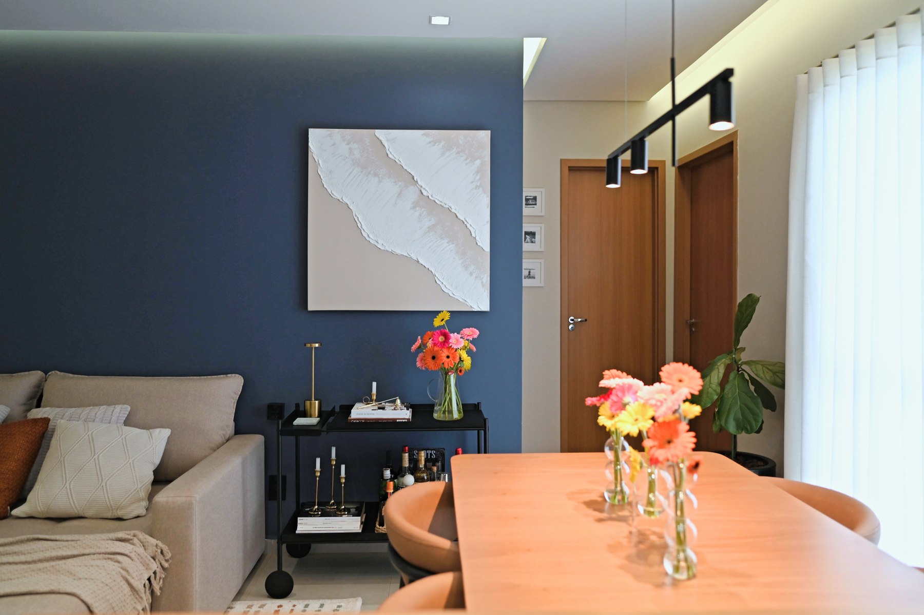 Sala de estar e jantar com parede azul