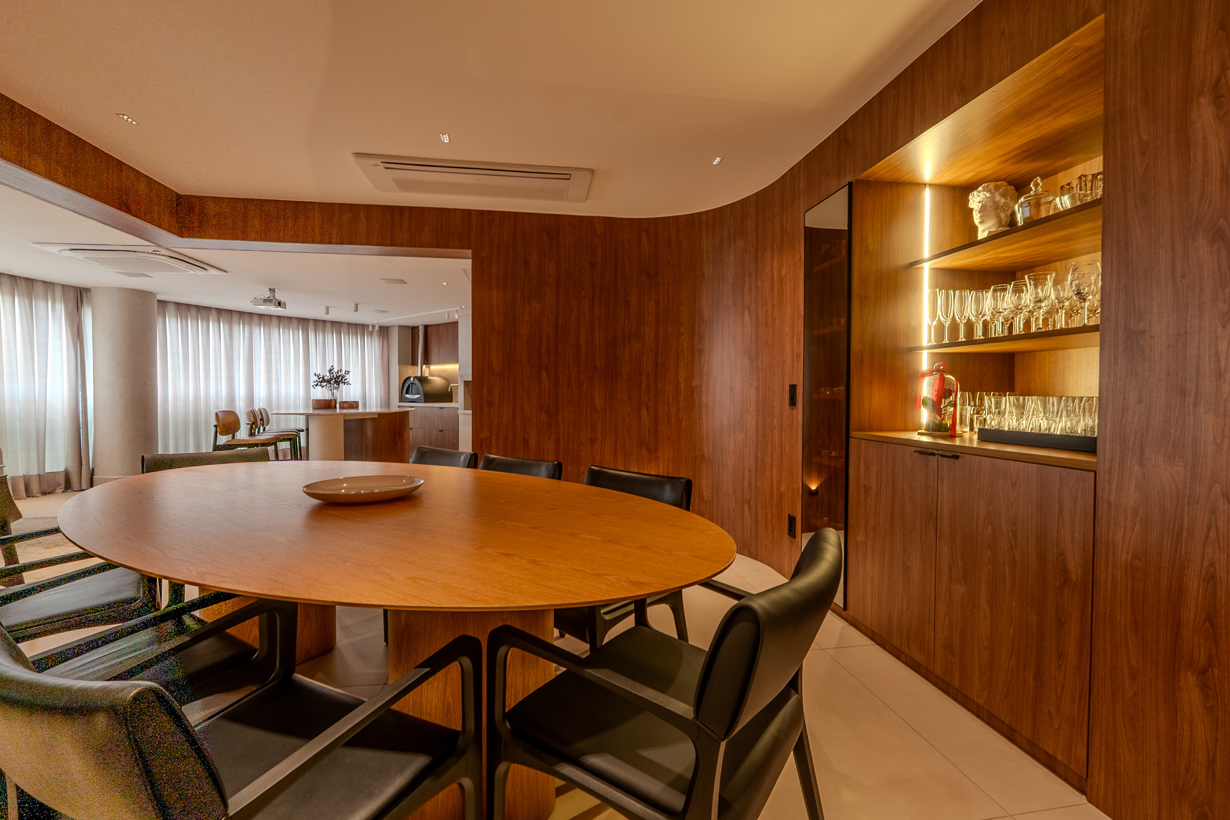 Sala de jantar do edifício Manhattan com cristaleira iluminada e marcenaria Willfer